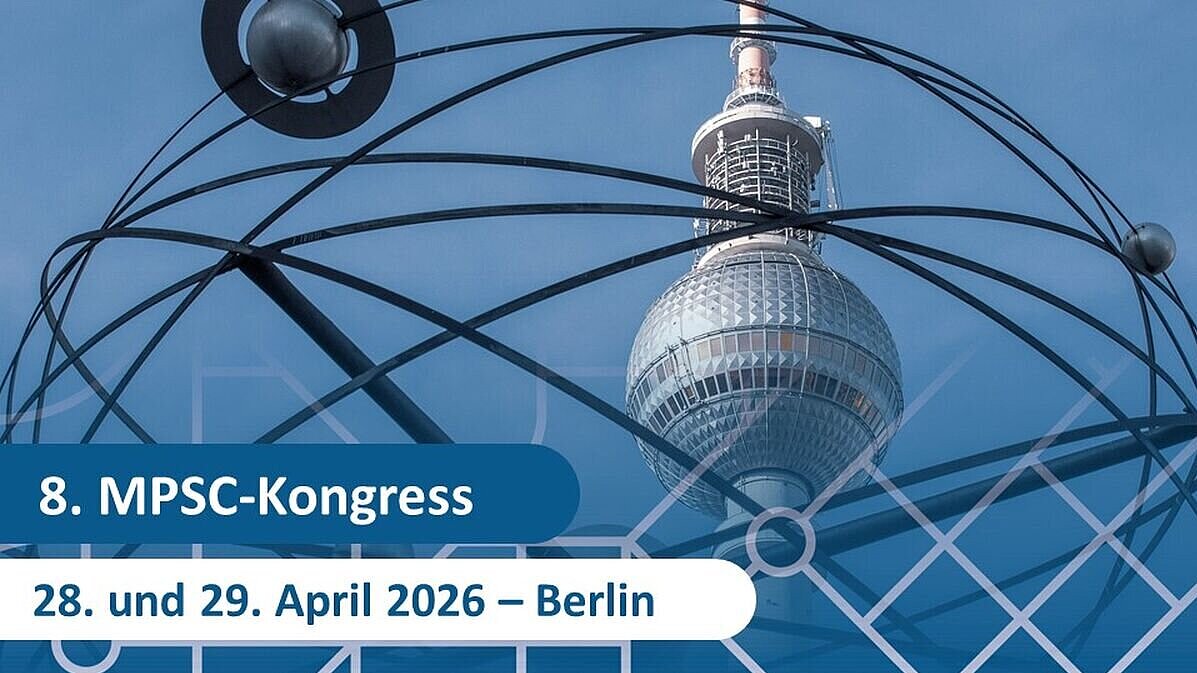 Der Berliner Fernsehturm vor blauem Himmel. Text: "8. MPSC-Kongress 28. und 29. April 2026 in Berlin"