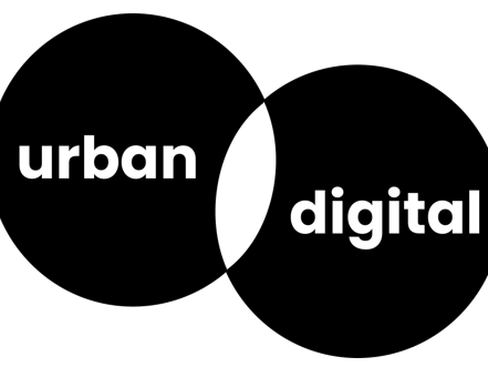 zwei schwarze Kreise, deren Schnittmenge als weißer Leerraum. in weißer Schrift: urban digital.
