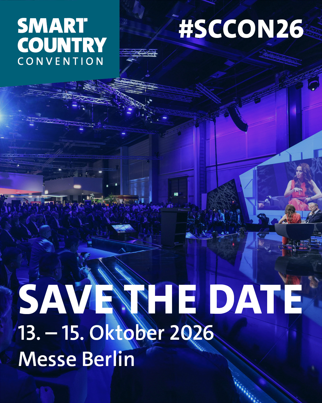 Foto eines Kongresssaales mimt Bühne und Bestuhlung, in lila-blau ausgeleuchtet. Text auf dem Bild in weiß: Smart Country Convention. Save the Date 13.-15. Oktober 2026, Messe Berlin. #SCCON26